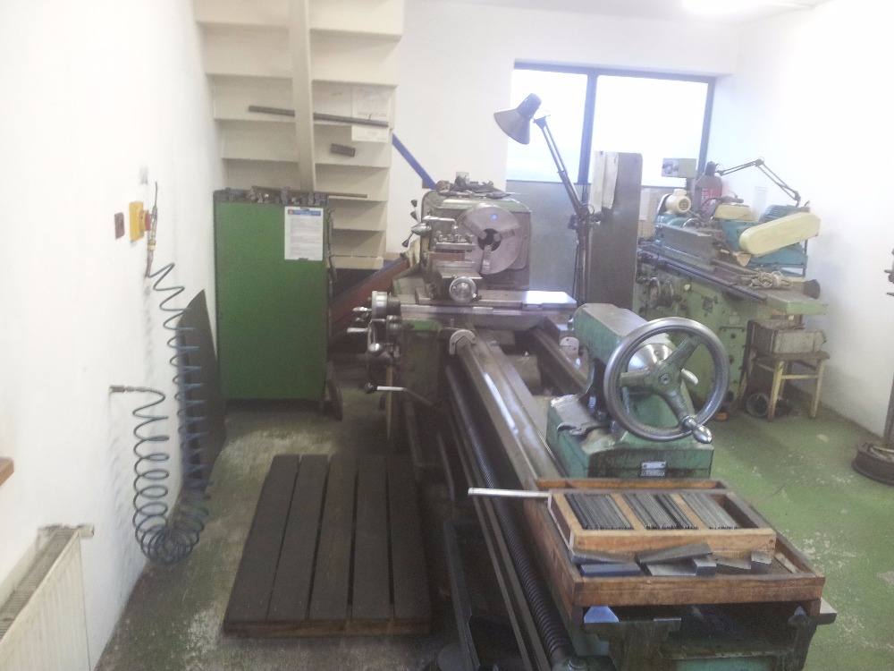 Servis bráběcích a tvářecích strojů, strojů pro kovoobrábění, soustružení, frézování a svislé obrážení